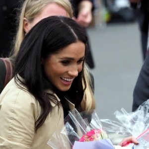 Le prince Harry, duc de Sussex, et Meghan Markle, enceinte, duchesse de Sussex, vont à la rencontre de la foule venue les accueillir, lors de la visite des jardins botaniques de Melbourne, le 18 octobre 2018.