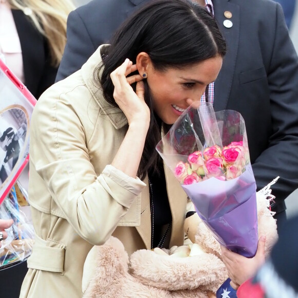 Le prince Harry, duc de Sussex, et Meghan Markle, enceinte, duchesse de Sussex, vont à la rencontre de la foule venue les accueillir, lors de la visite des jardins botaniques de Melbourne, le 18 octobre 2018.