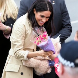 Le prince Harry, duc de Sussex, et Meghan Markle, enceinte, duchesse de Sussex, vont à la rencontre de la foule venue les accueillir, lors de la visite des jardins botaniques de Melbourne, le 18 octobre 2018.