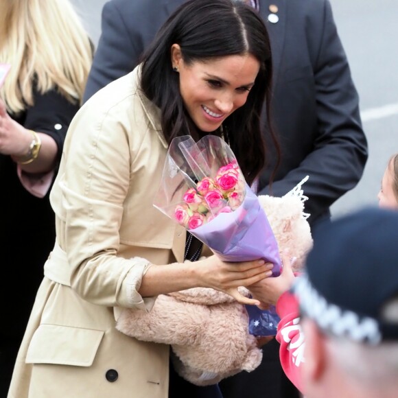 Le prince Harry, duc de Sussex, et Meghan Markle, enceinte, duchesse de Sussex, vont à la rencontre de la foule venue les accueillir, lors de la visite des jardins botaniques de Melbourne, le 18 octobre 2018.