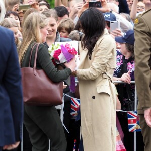 Le prince Harry, duc de Sussex, et Meghan Markle, enceinte, duchesse de Sussex, vont à la rencontre de la foule venue les accueillir, lors de la visite des jardins botaniques de Melbourne, le 18 octobre 2018.