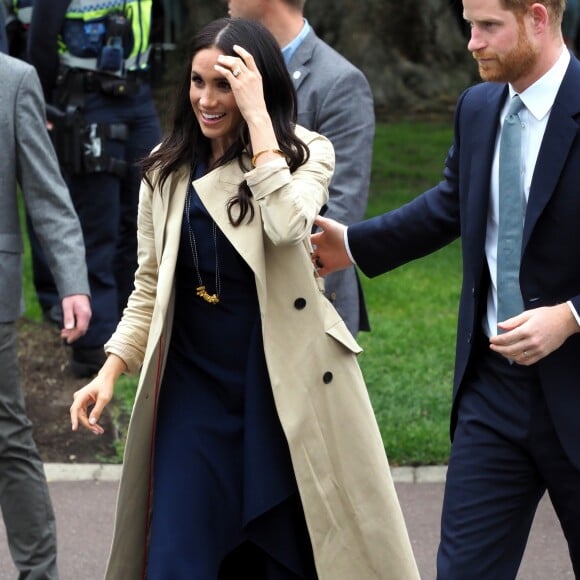 Le prince Harry, duc de Sussex, et Meghan Markle, enceinte, duchesse de Sussex, vont à la rencontre de la foule venue les accueillir, lors de la visite des jardins botaniques de Melbourne, le 18 octobre 2018.