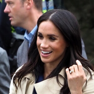 Le prince Harry, duc de Sussex, et Meghan Markle, enceinte, duchesse de Sussex, vont à la rencontre de la foule venue les accueillir, lors de la visite des jardins botaniques de Melbourne, le 18 octobre 2018.