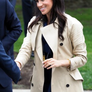 Le prince Harry, duc de Sussex, et Meghan Markle, enceinte, duchesse de Sussex, vont à la rencontre de la foule venue les accueillir, lors de la visite des jardins botaniques de Melbourne, le 18 octobre 2018.