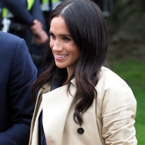 Le prince Harry, duc de Sussex, et Meghan Markle, enceinte, duchesse de Sussex, vont à la rencontre de la foule venue les accueillir, lors de la visite des jardins botaniques de Melbourne, le 18 octobre 2018.