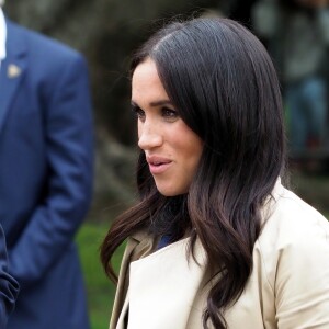 Le prince Harry, duc de Sussex, et Meghan Markle, enceinte, duchesse de Sussex, vont à la rencontre de la foule venue les accueillir, lors de la visite des jardins botaniques de Melbourne, le 18 octobre 2018.