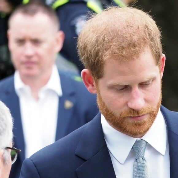 Le prince Harry, duc de Sussex, et Meghan Markle, enceinte, duchesse de Sussex, vont à la rencontre de la foule venue les accueillir, lors de la visite des jardins botaniques de Melbourne, le 18 octobre 2018.