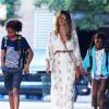 Heidi Klum se dirige vers le bus scolaire avec ses enfants Lou et Johan Samuel à New York, le 28 juin 2018.