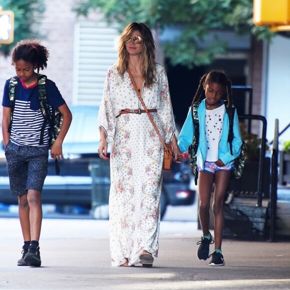 Heidi Klum se dirige vers le bus scolaire avec ses enfants Lou et Johan Samuel à New York, le 28 juin 2018.