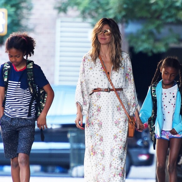 Heidi Klum se dirige vers le bus scolaire avec ses enfants Lou et Johan Samuel à New York, le 28 juin 2018.