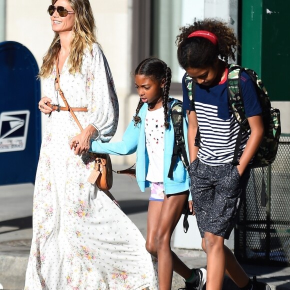 Heidi Klum et sa mère Erna Klum discutent sur un banc en attendant la sortie d'école des enfants à New York, le 29 juin 2018.