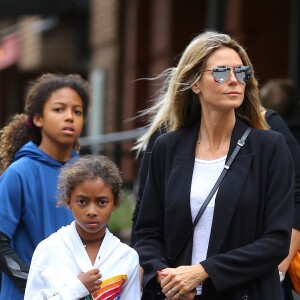 Heidi Klum est allée chercher ses enfants Lou et Johan avec sa mère Erna Klum à l'école à New York, le 27 juin 2018.