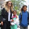 Heidi Klum est allée chercher ses enfants Lou et Johan avec sa mère Erna Klum à l'école à New York, le 27 juin 2018.
