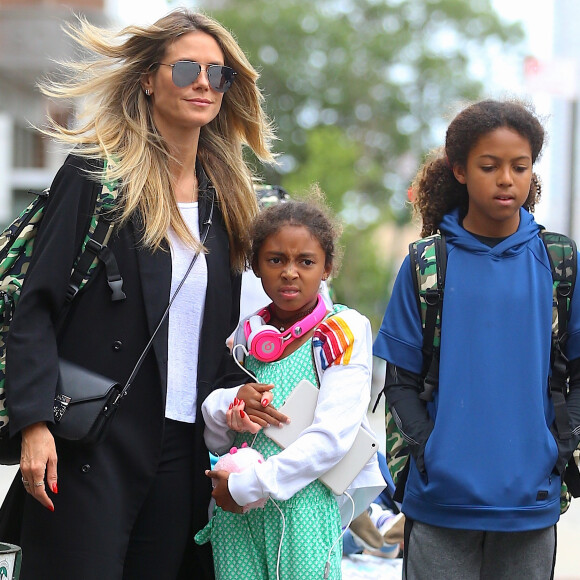 Heidi Klum est allée chercher ses enfants Lou et Johan avec sa mère Erna Klum à l'école à New York, le 27 juin 2018.