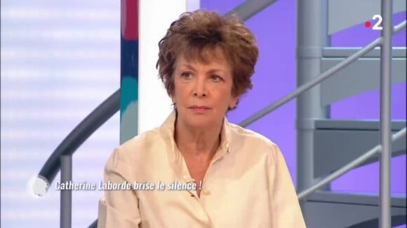 Catherine Laborde évoque la maladie de Parkinson et son amri dans "C'est au programme" sur France 2 le 18 octobre 2018.