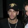 Neymar Jr embrasse et câline sa compagne Bruna Marquezine à la sortie du théâtre Laura Alvim à Ipanema à Rio de Janeiro au Brésil. Le 5 avril 2018.