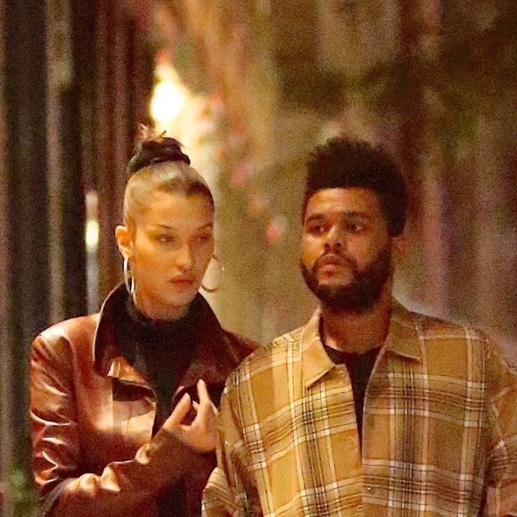 Exclusif - Bella Hadid et son compagnon The Weeknd se baladent main dans la main en amoureux dans les rues de Wolfgang Puck à Tribeca, Los Angeles, le 10 octobre 2018.