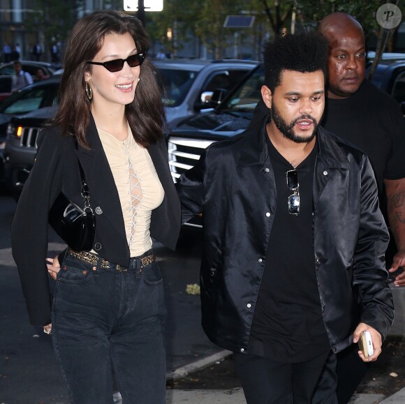 Bella Hadid et son compagnon The Weeknd arrivent à l'hôtel Greenwich main dans la main après un brunch au Sadelle's pour fêter l'anniversaire de Bella (22 ans) à New York, le 9 octobre 2018.