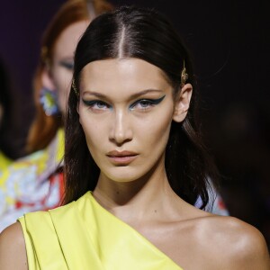 Bella Hadid - Défilé Versace "Collection Prêt-à-Porter Printemps/Eté 2019" lors de la Fashion Week de Milan, Italie, le 21 septembre 2018.