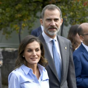 Le roi Felipe VI et la reine Letizia d'Espagne visitent le village de Moal, élu "plus beau village Asturien", le 20 octobre 2018.