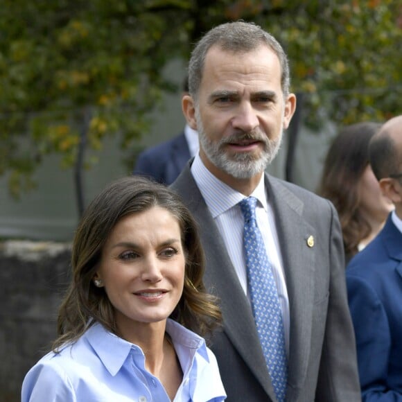 Le roi Felipe VI et la reine Letizia d'Espagne visitent le village de Moal, élu "plus beau village Asturien", le 20 octobre 2018.