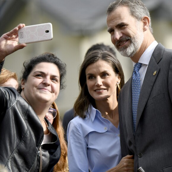 Le roi Felipe VI et la reine Letizia d'Espagne visitent le village de Moal, élu "plus beau village Asturien", le 20 octobre 2018.