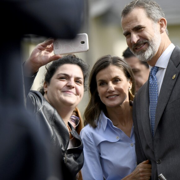 Le roi Felipe VI et la reine Letizia d'Espagne visitent le village de Moal, élu "plus beau village Asturien", le 20 octobre 2018.