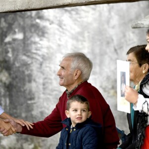 Le roi Felipe VI et la reine Letizia d'Espagne visitent le village de Moal, élu "plus beau village Asturien", le 20 octobre 2018.