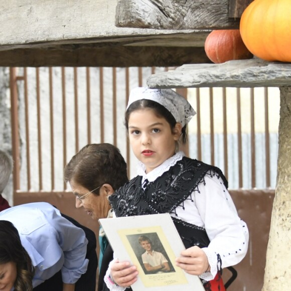 Le roi Felipe VI et la reine Letizia d'Espagne visitent le village de Moal, élu "plus beau village Asturien", le 20 octobre 2018.