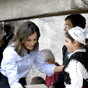 Le roi Felipe VI et la reine Letizia d'Espagne visitent le village de Moal, élu "plus beau village Asturien", le 20 octobre 2018.