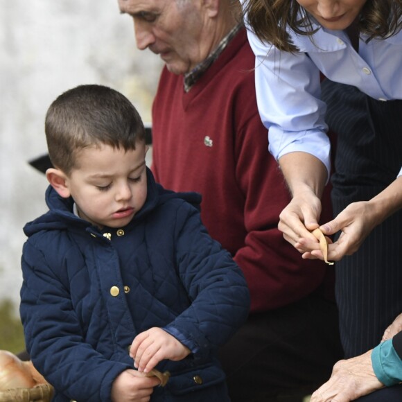 Le roi Felipe VI et la reine Letizia d'Espagne visitent le village de Moal, élu "plus beau village Asturien", le 20 octobre 2018.