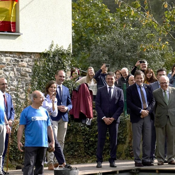 Le roi Felipe VI et la reine Letizia d'Espagne visitent le village de Moal, élu "plus beau village Asturien", le 20 octobre 2018.