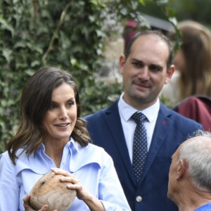 Le roi Felipe VI et la reine Letizia d'Espagne visitent le village de Moal, élu "plus beau village Asturien", le 20 octobre 2018.