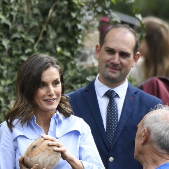 Le roi Felipe VI et la reine Letizia d'Espagne visitent le village de Moal, élu "plus beau village Asturien", le 20 octobre 2018.