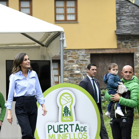 Le roi Felipe VI et la reine Letizia d'Espagne visitent le village de Moal, élu "plus beau village Asturien", le 20 octobre 2018.