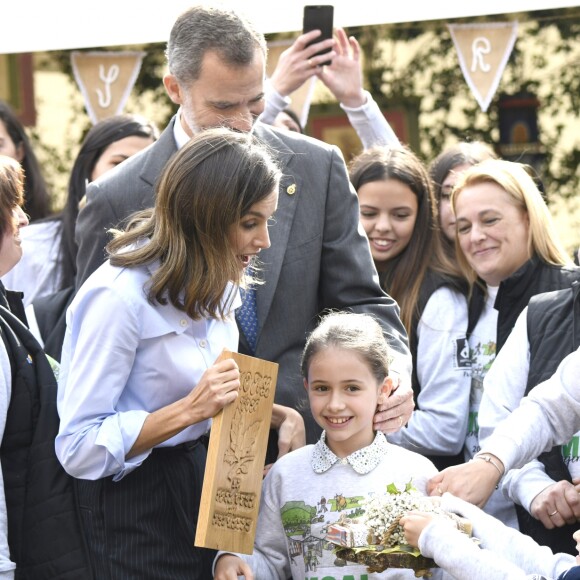 Le roi Felipe VI et la reine Letizia d'Espagne visitent le village de Moal, élu "plus beau village Asturien", le 20 octobre 2018.