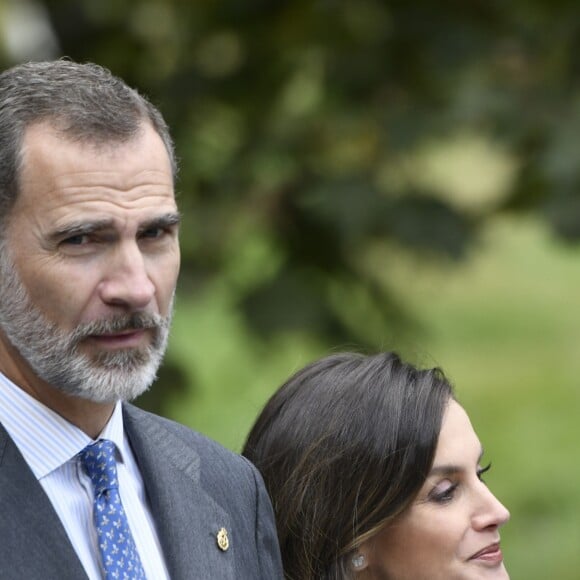 Le roi Felipe VI et la reine Letizia d'Espagne visitent le village de Moal, élu "plus beau village Asturien", le 20 octobre 2018.