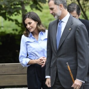 Le roi Felipe VI et la reine Letizia d'Espagne visitent le village de Moal, élu "plus beau village Asturien", le 20 octobre 2018.