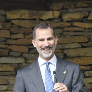 Le roi Felipe VI et la reine Letizia d'Espagne visitent le village de Moal, élu "plus beau village Asturien", le 20 octobre 2018.