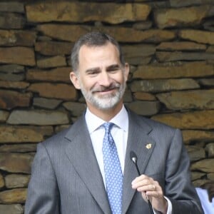 Le roi Felipe VI et la reine Letizia d'Espagne visitent le village de Moal, élu "plus beau village Asturien", le 20 octobre 2018.