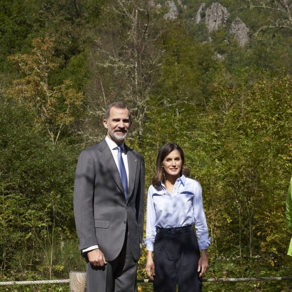 Le roi Felipe VI et la reine Letizia d'Espagne visitent le village de Moal, élu "plus beau village Asturien", le 20 octobre 2018.