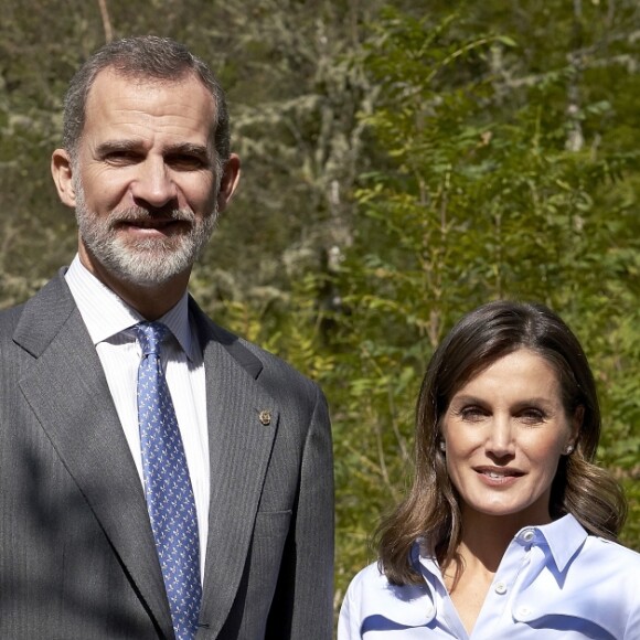 Le roi Felipe VI et la reine Letizia d'Espagne visitent le village de Moal, élu "plus beau village Asturien", le 20 octobre 2018.