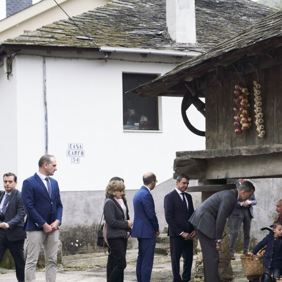 Le roi Felipe VI et la reine Letizia d'Espagne visitent le village de Moal, élu "plus beau village Asturien", le 20 octobre 2018.