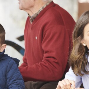 Le roi Felipe VI et la reine Letizia d'Espagne visitent le village de Moal, élu "plus beau village Asturien", le 20 octobre 2018. © Jack Abuin via Zuma Press/Bestimage