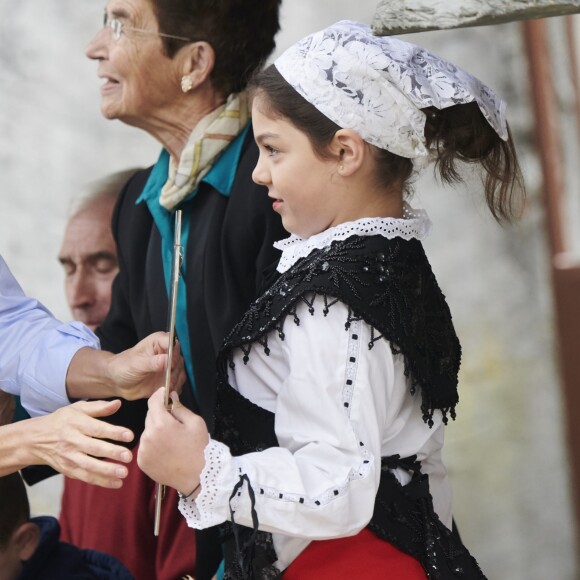 Le roi Felipe VI et la reine Letizia d'Espagne visitent le village de Moal, élu "plus beau village Asturien", le 20 octobre 2018. © Jack Abuin via Zuma Press/Bestimage