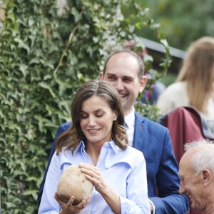 Le roi Felipe VI et la reine Letizia d'Espagne visitent le village de Moal, élu "plus beau village Asturien", le 20 octobre 2018. © Jack Abuin via Zuma Press/Bestimage