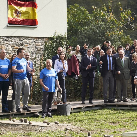 Le roi Felipe VI et la reine Letizia d'Espagne visitent le village de Moal, élu "plus beau village Asturien", le 20 octobre 2018. © Jack Abuin via Zuma Press/Bestimage