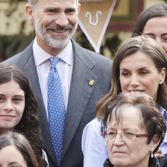 Le roi Felipe VI et la reine Letizia d'Espagne visitent le village de Moal, élu "plus beau village Asturien", le 20 octobre 2018. © Jack Abuin via Zuma Press/Bestimage