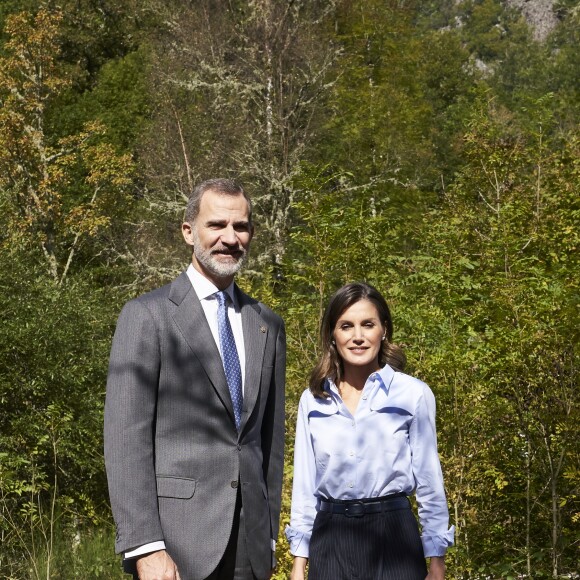 Le roi Felipe VI et la reine Letizia d'Espagne visitent le village de Moal, élu "plus beau village Asturien", le 20 octobre 2018.