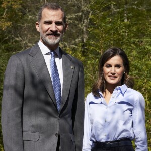 Le roi Felipe VI et la reine Letizia d'Espagne visitent le village de Moal, élu "plus beau village Asturien", le 20 octobre 2018. © Jack Abuin via Zuma Press/Bestimage